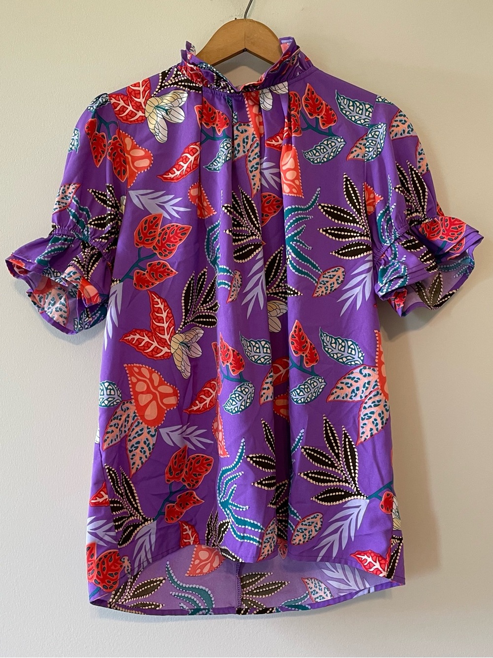 Purple Floral Top Ruffle Neck Size Large Short Sleeve Tropical Palm Print Resort